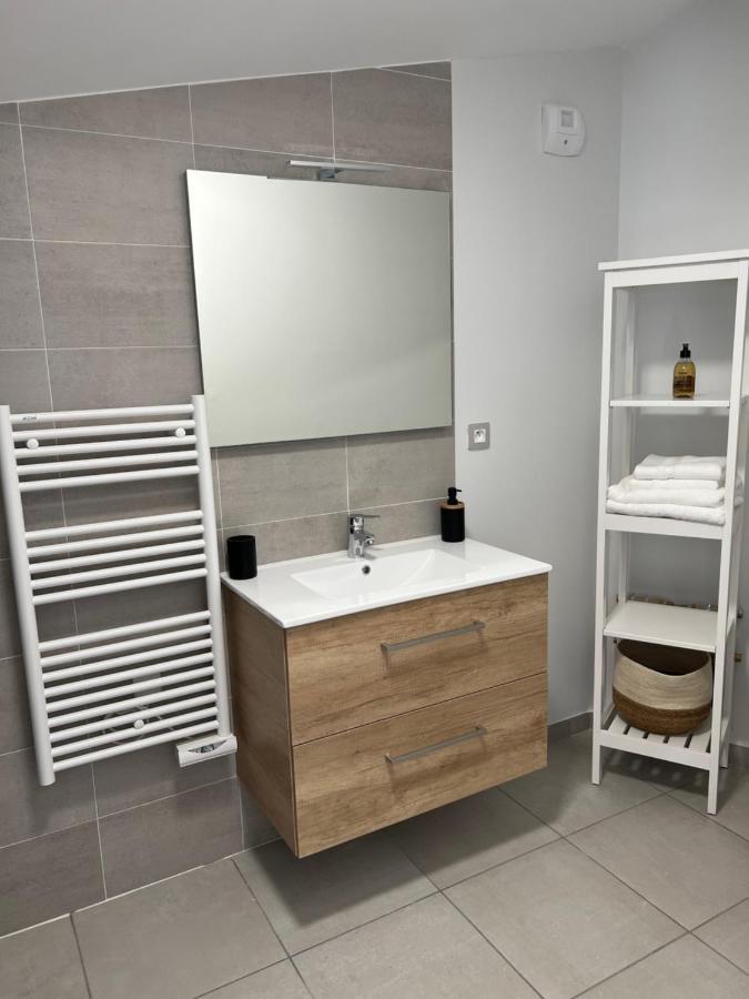 Villa Gaia - 2 Suites Lits King Size Et Salles De Bain Privatives - Parking Prive - 10 Minutes Eurexpo - Aeroport - Groupama Stadium Genas Exterior photo